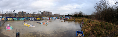 836513 Panorama van het (ondergelopen) skatepark De Yard (terrein van het voormalige Expeditieknooppunt van PostNL aan ...